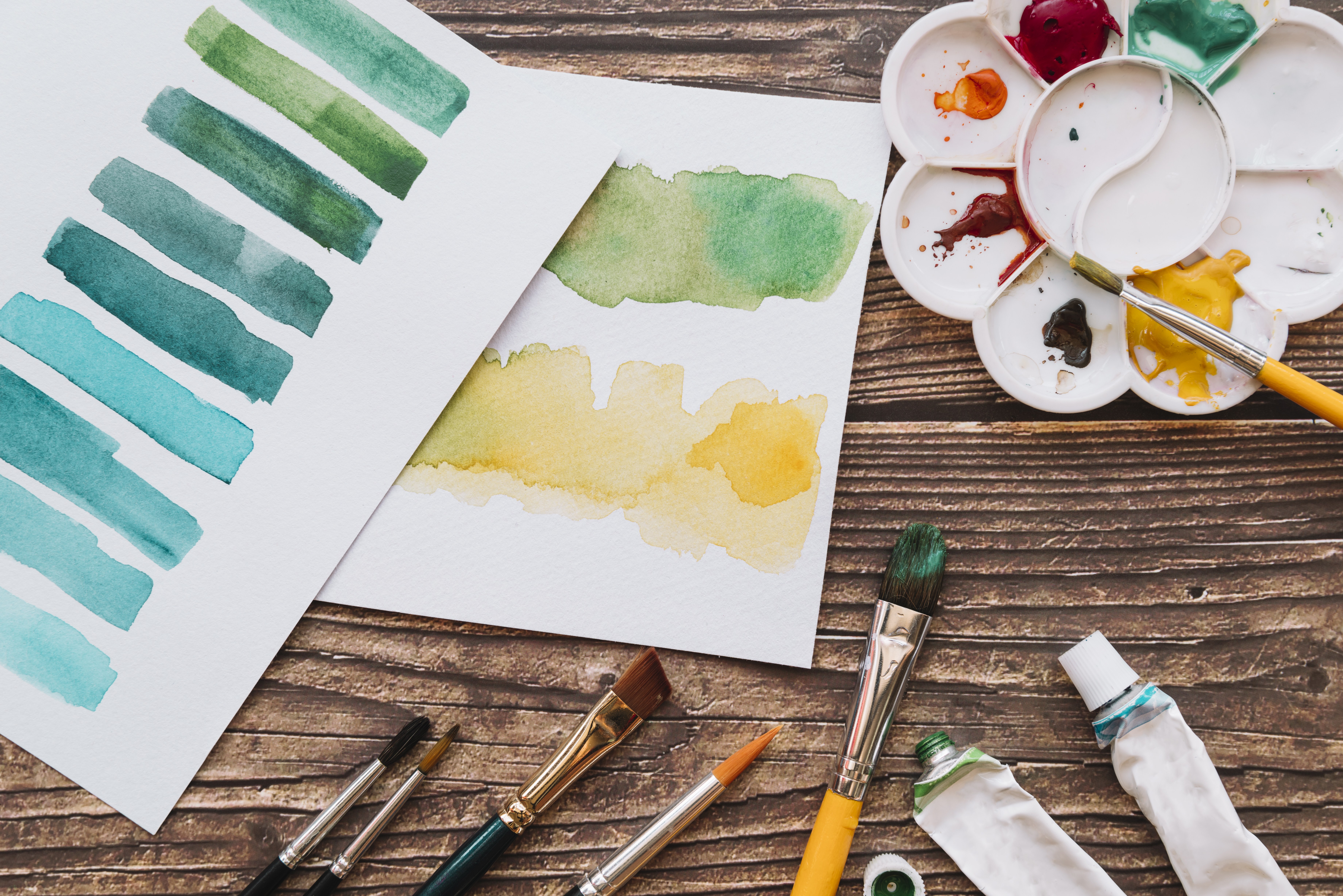 Aquarelle et pinceaux — atelier Art Existentiel